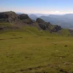 Vistas de **Gorbea desde Murgia**. Un paisaje montañoso verde y rocoso bajo un cielo azul claro.