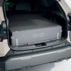 Maletero de Dacia camper con cama desplegada. Ideal para escapadas.