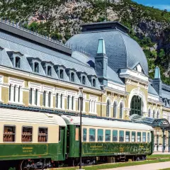 Estación de Canfranc, un lugar ideal donde comer bien en Jaca. Trenes clásicos esperan ante el imponente edificio.