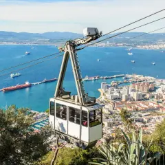 Teleférico en Gibraltar, con vistas al mar y la ciudad. El teleférico, conocido como "Gibraltar Affenfelsen Seilbahn", asciende hacia la Roca.