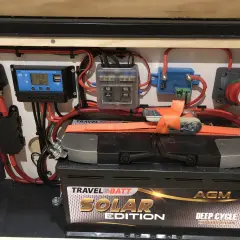 Sistema eléctrico con batería AGM "Solar Edition" y controlador de carga. ¡Todo listo para tu aventura con garantía de batería!