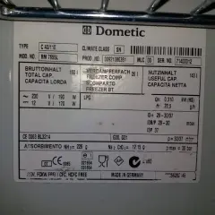 Etiqueta de un frigorífico Dometic RM 7655L. Muestra datos técnicos, capacidades y la clasificación energética frigoríficos.