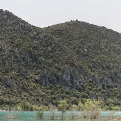 Paisaje del congost de Baldellou con montañas verdes y agua turquesa.