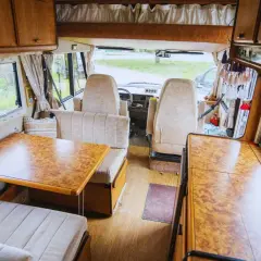 Interior de una autocaravana lista para viajar. Ideal para empresas para camperizar furgonetas que buscan inspiración.