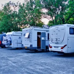 Autocaravanas aparcadas en un área camper en Pamplona, listas para la aventura.