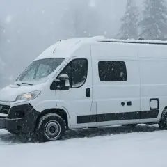 Furgoneta blanca en la nieve. Un deshumidificador sirve para mantener seco el interior, ideal para viajes en climas húmedos o fríos.