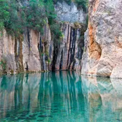 Aguas cristalinas invitan a refrescarse en estas zonas de baño del Pirineo Aragonés, rodeadas de imponentes paredes rocosas.