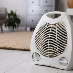 Calefactor blanco en modo ventilador, ideal para saber cuanto consume un calefactor en modo ventilador y mantener tu hogar confortable.