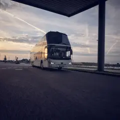Autobús de dos pisos moderno, listo para un viaje. Su diseño elegante sugiere una vivienda móvil para aventuras.