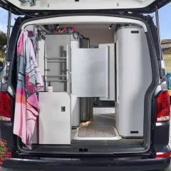 Interior de camper con baño completo, ducha y lavabo. Ideal para quienes buscan las mejores camper con baño para sus aventuras.
