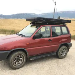 Nissan Terrano 2 corto con tienda de techo, listo para la aventura. Las medidas son ideales para explorar caminos rurales.