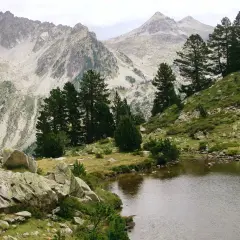 El ibon de los Baños de Panticosa, un espejo de agua rodeado de pinos y montañas rocosas, invita a la contemplación.