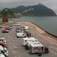 Aparcamiento de **San Sebastián en autocaravana**, con vistas al mar y a la montaña.