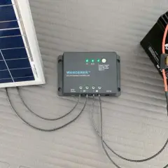 Panel solar, batería y un regulador de carga que gestiona la energía.