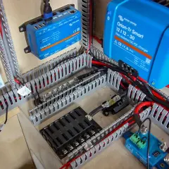 Panel eléctrico con dispositivos Victron Energy, incluyendo un Cerbo GX y un cargador DC/DC. Aquí se ve cómo funciona un inversor.