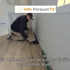 Hombre instalando lamas de vinilo en un suelo. Guía para forrar suelo con vinilo, resolviendo dudas.