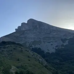 Majestuosa montaña con capas rocosas, silueta del kilometro vertical san donato al amanecer.