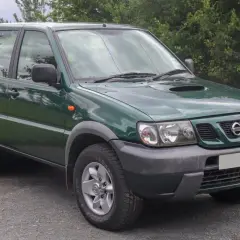 Nissan Terrano 2 verde, un todoterreno robusto. Sus medidas, especialmente el largo, lo hacen ideal para aventuras.