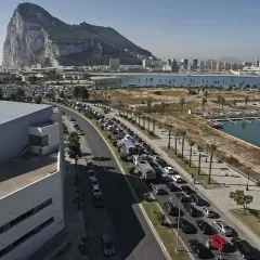Larga cola de coches para visitar Gibraltar. El Peñón domina el paisaje.