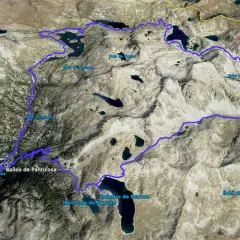 Mapa de rutas desde Baños de Panticosa, mostrando senderos azules que rodean ibones como Lumpiacha, Guarga y Brazato.