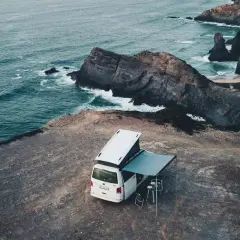 Autocaravana en acantilado portugués, ideal para saber donde pernoctar con autocaravana en Portugal. Vista al mar y rocas.