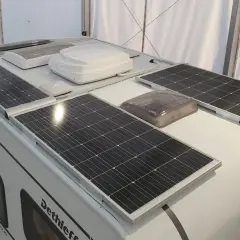 Instalación de placas solares con baterías en el techo de una autocaravana Dethleffs para energía autónoma.