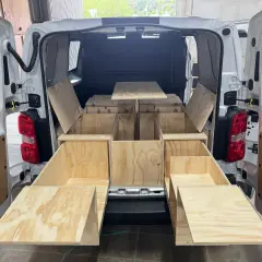 Muebles de madera para camperizar una VW T4, con cajones extraíbles y compartimentos. ¡Ideas para tu aventura!