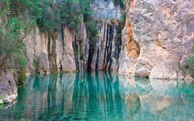 Aguas cristalinas invitan a refrescarse en estas zonas de baño del Pirineo Aragonés, rodeadas de imponentes paredes rocosas.