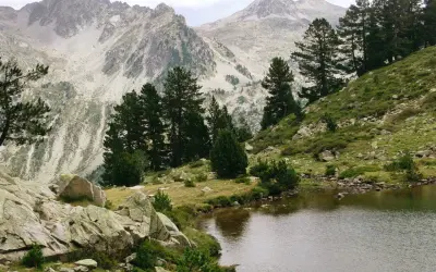 El ibon de los Baños de Panticosa, un espejo de agua rodeado de pinos y montañas rocosas, invita a la contemplación.