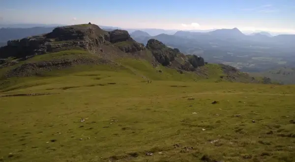 Vistas de **Gorbea desde Murgia**. Un paisaje montañoso verde y rocoso bajo un cielo azul claro.