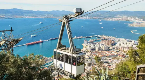 Teleférico en Gibraltar, con vistas al mar y la ciudad. El teleférico, conocido como "Gibraltar Affenfelsen Seilbahn", asciende hacia la Roca.