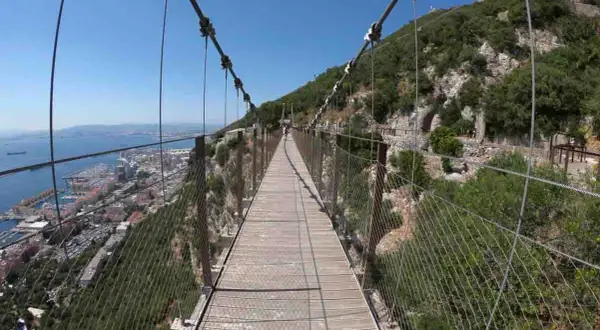 Puente colgante con vistas a la bahía y la ciudad. Una experiencia única para visiter Gibraltar à pied.
