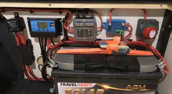 Sistema eléctrico con batería AGM "Solar Edition" y controlador de carga. ¡Todo listo para tu aventura con garantía de batería!