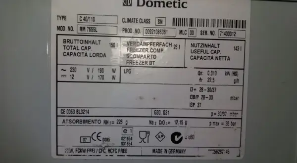 Etiqueta de un frigorífico Dometic RM 7655L. Muestra datos técnicos, capacidades y la clasificación energética frigoríficos.