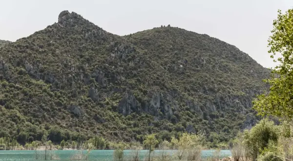 Paisaje del congost de Baldellou con montañas verdes y agua turquesa.