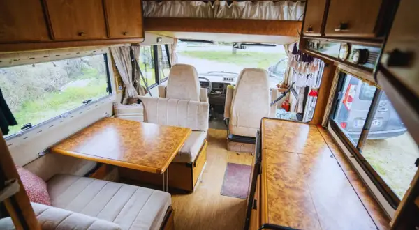 Interior de una autocaravana lista para viajar. Ideal para empresas para camperizar furgonetas que buscan inspiración.