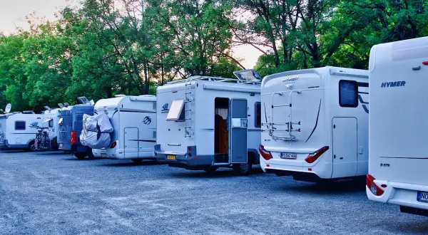 Autocaravanas aparcadas en un área camper en Pamplona, listas para la aventura.