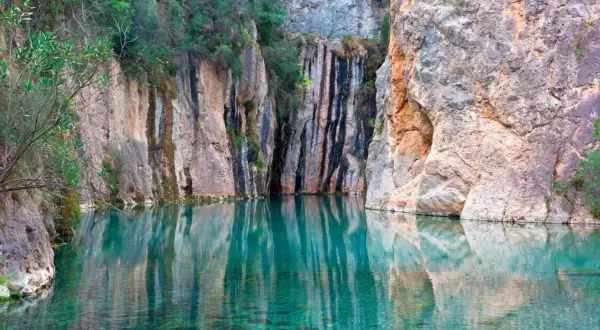 Aguas cristalinas invitan a refrescarse en estas zonas de baño del Pirineo Aragonés, rodeadas de imponentes paredes rocosas.