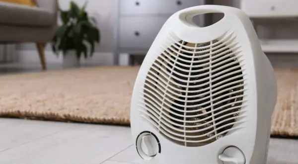 Calefactor blanco en modo ventilador, ideal para saber cuanto consume un calefactor en modo ventilador y mantener tu hogar confortable.