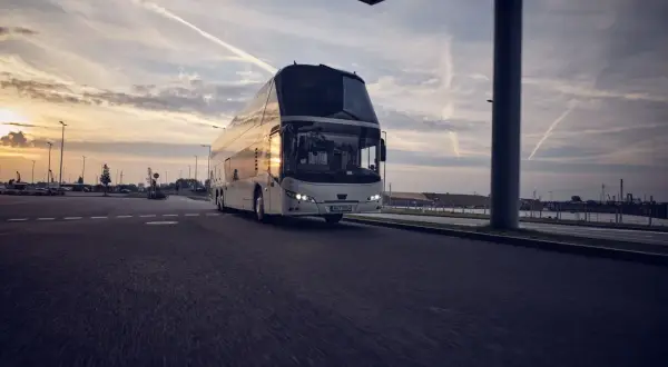 Autobús de dos pisos moderno, listo para un viaje. Su diseño elegante sugiere una vivienda móvil para aventuras.