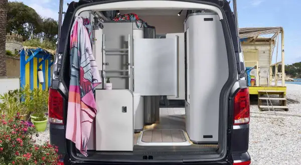 Interior de camper con baño completo, ducha y lavabo. Ideal para quienes buscan las mejores camper con baño para sus aventuras.