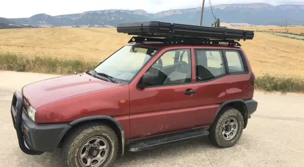 Nissan Terrano 2 corto con tienda de techo, listo para la aventura. Las medidas son ideales para explorar caminos rurales.