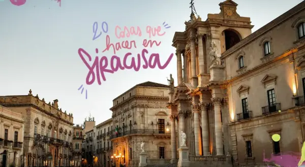 La plaza frente a la catedral de Siracusa, con su imponente fachada barroca, invita a descubrir 20 cosas que hacer en esta joya siciliana.