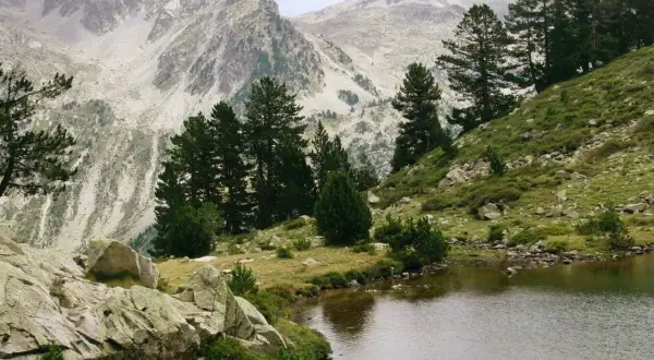 El ibon de los Baños de Panticosa, un espejo de agua rodeado de pinos y montañas rocosas, invita a la contemplación.