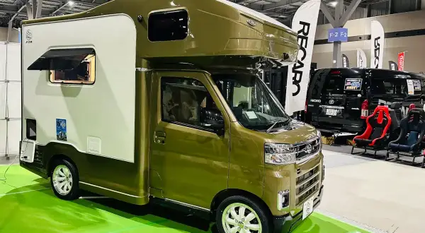Mini autocaravanas japonesas, un vehículo compacto y versátil para aventuras sobre ruedas.