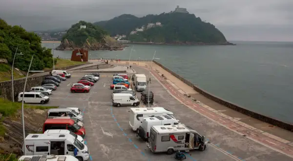 Aparcamiento de **San Sebastián en autocaravana**, con vistas al mar y a la montaña.