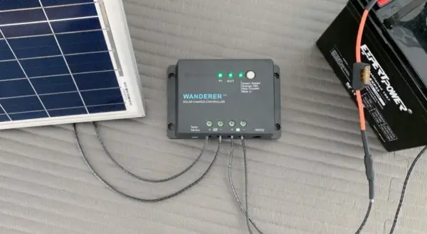 Panel solar, batería y un regulador de carga que gestiona la energía.