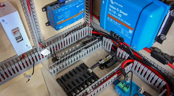 Panel eléctrico con dispositivos Victron Energy, incluyendo un Cerbo GX y un cargador DC/DC. Aquí se ve cómo funciona un inversor.