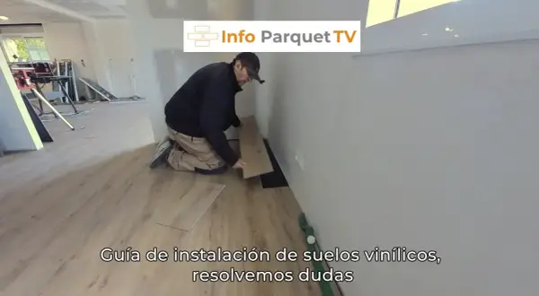 Hombre instalando lamas de vinilo en un suelo. Guía para forrar suelo con vinilo, resolviendo dudas.