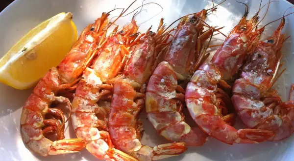 Gambas a la plancha con limón, perfectas para comer en Oriñón.